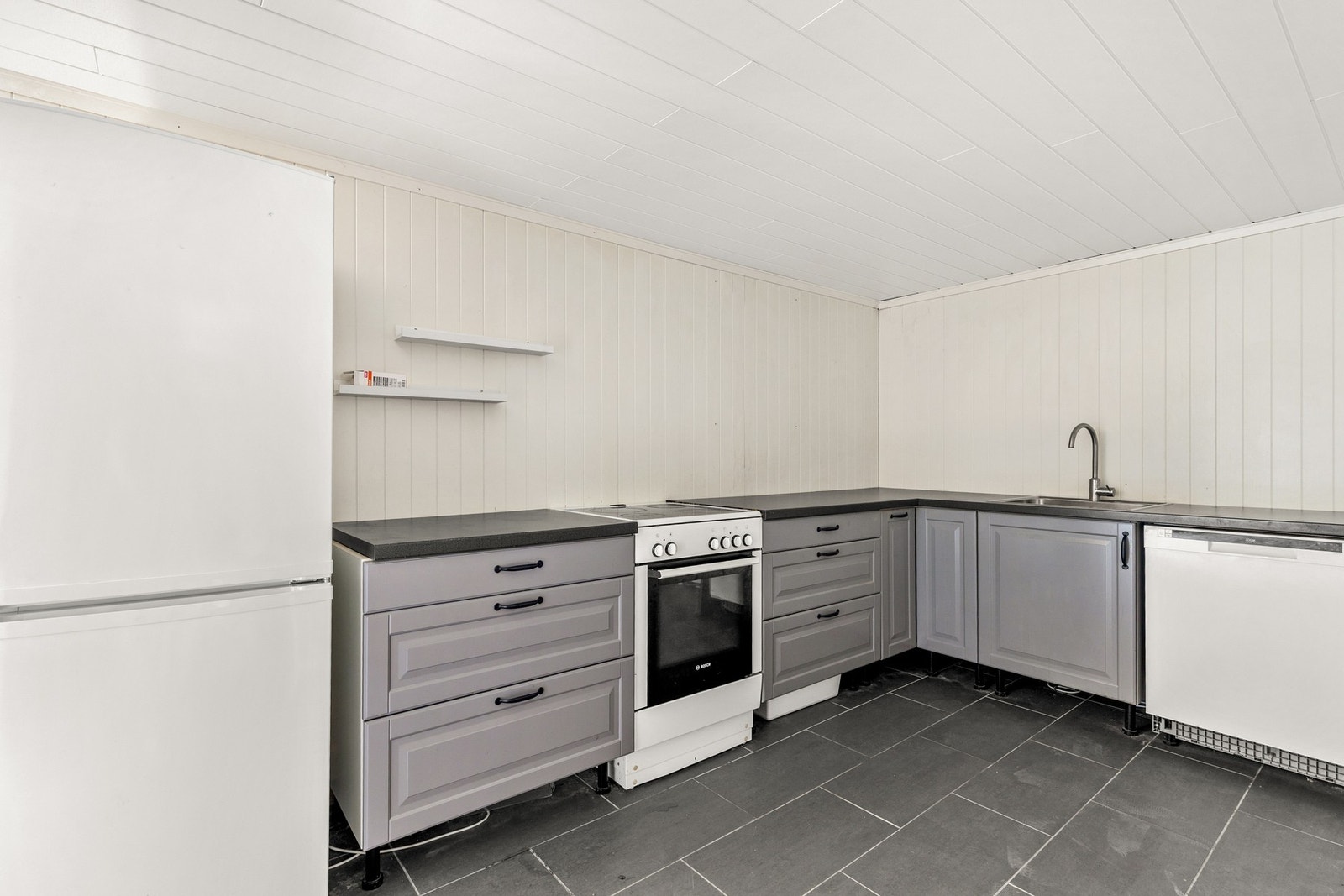 Kjøkkeninnredning fra 2013 med profilerte fronter og benkeplate med laminert overflate. Galleribilde