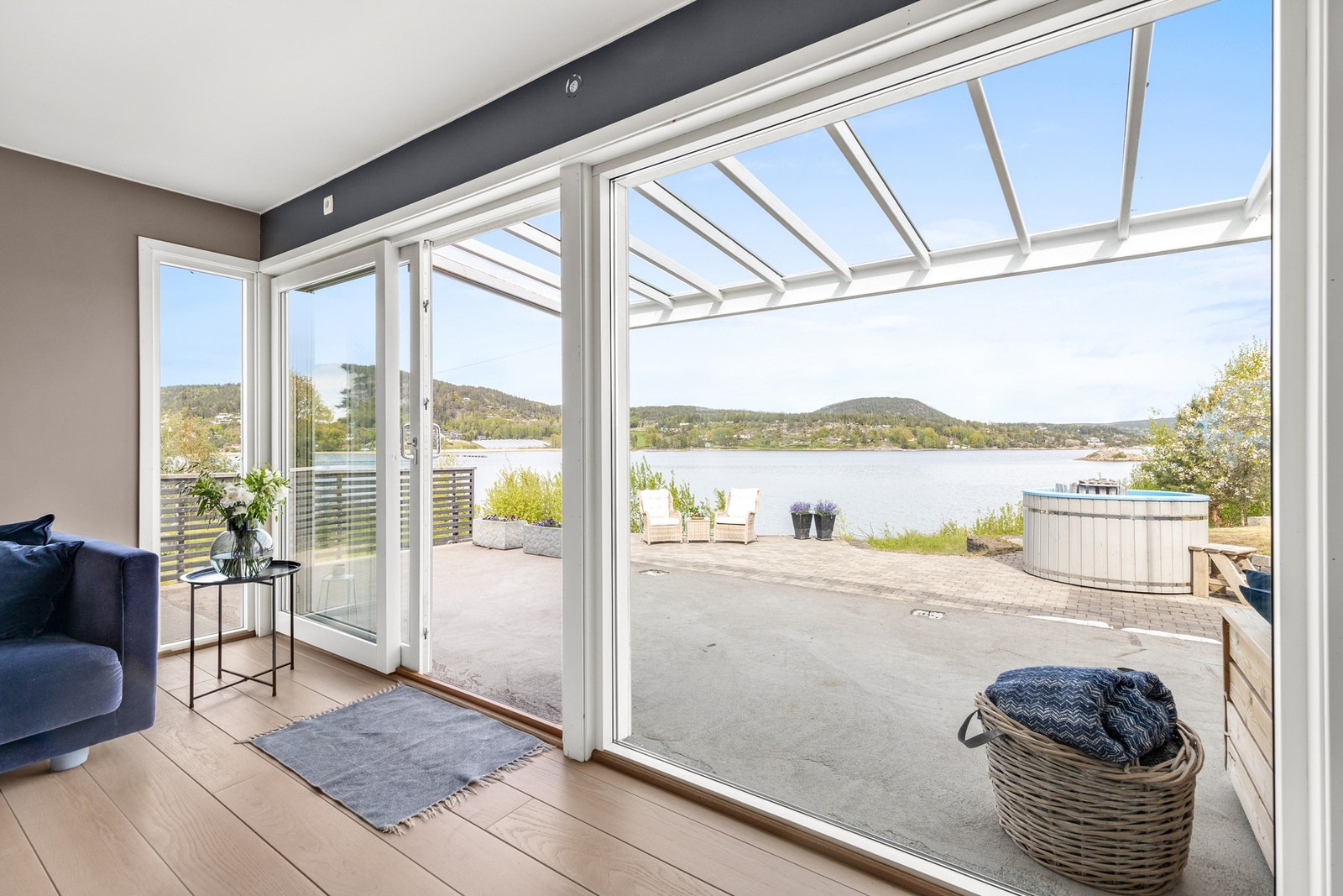 Fra stuen er det utgang til nord- og østvendt terrasse. Galleribilde