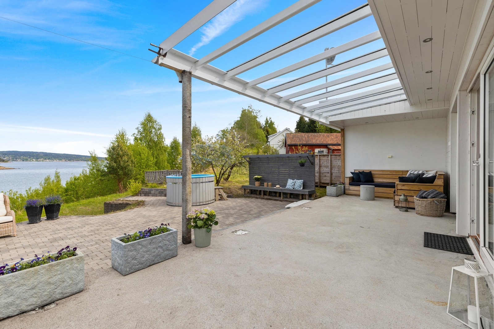 Her er det steinbelagt som gir en behagelig følelse på sommerstid. Galleribilde