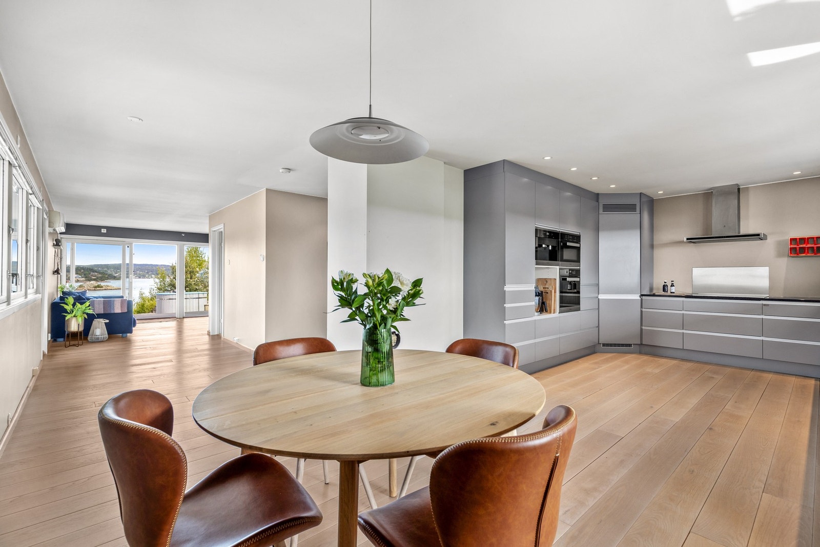 Rommet har heltre eikebord på gulv, slette flater på vegger og slett himling med innfelte downlights. Galleribilde