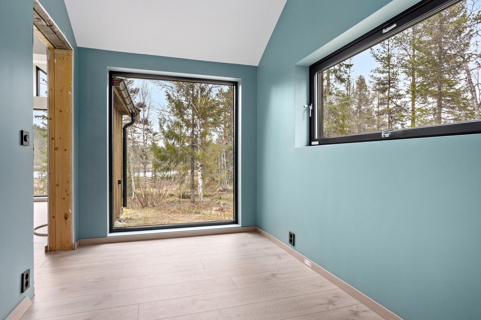 Soverom på ca 7 kvm med store vindusflater Galleribilde