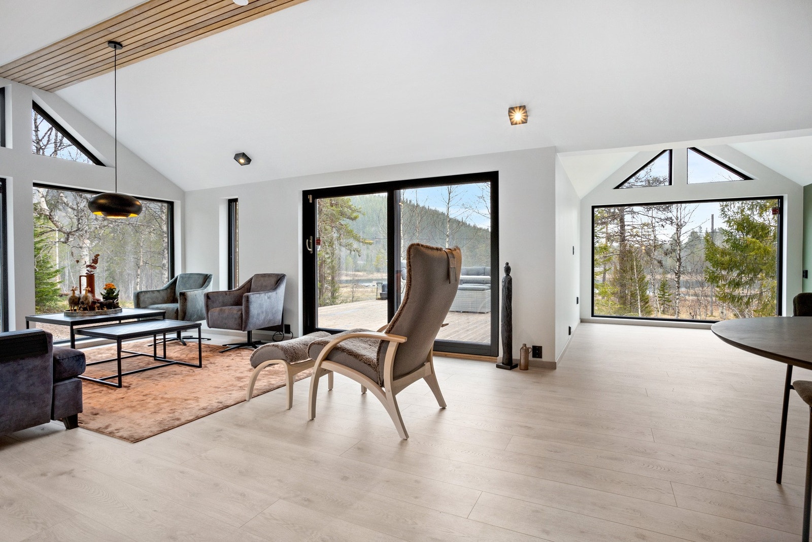 Luftig og god takhøyde på 273 cm Galleribilde