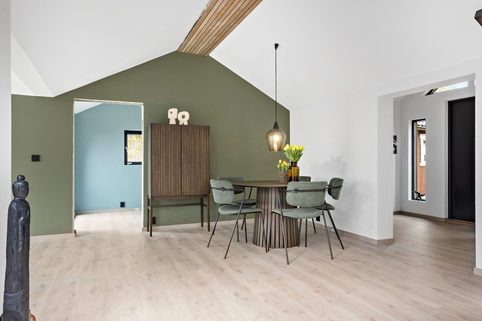 Passende plass til spisestue. Her følger spisestuen og skap med salget Galleribilde