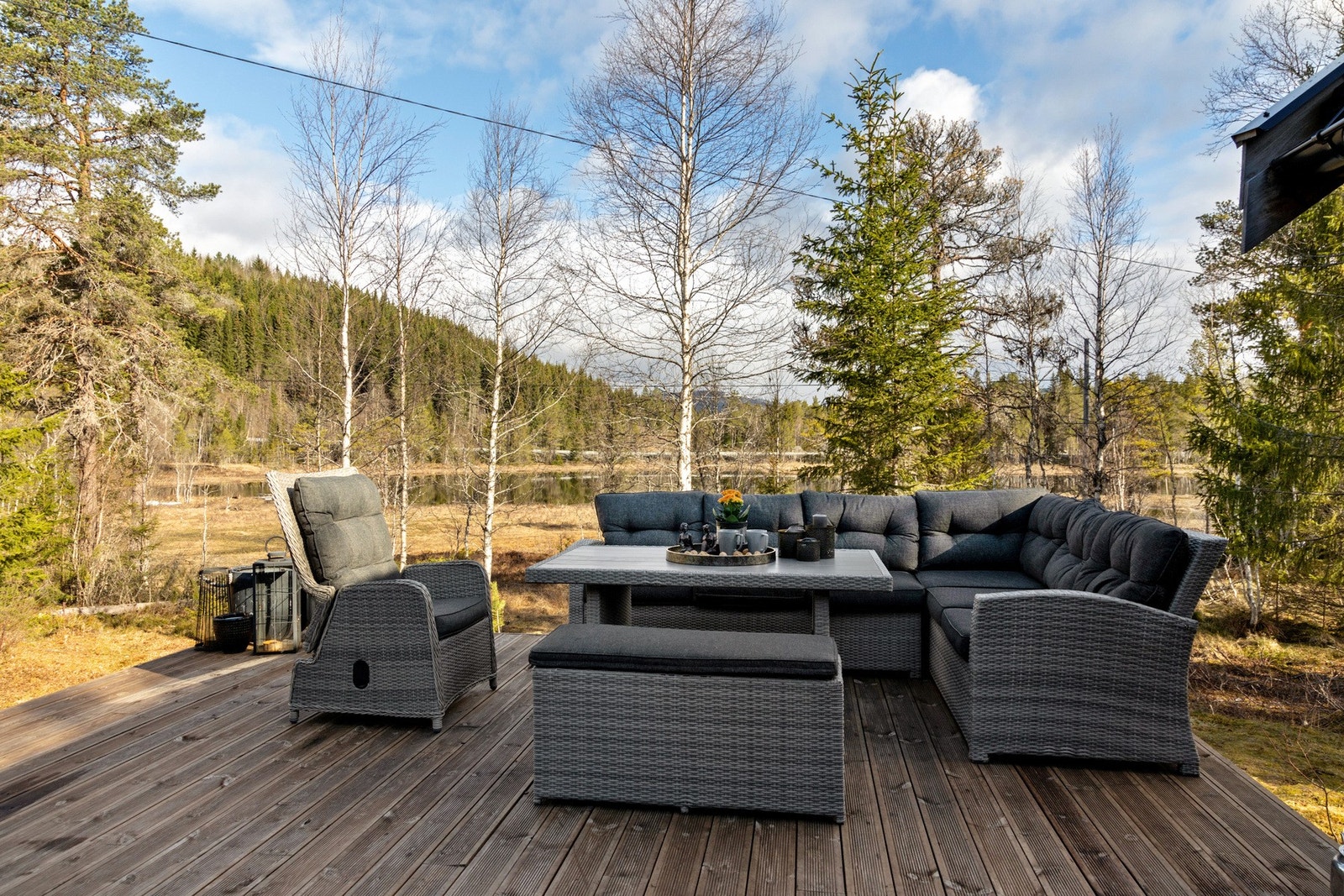 Terrassen er godt som vedlikeholdsfri og er dimensjonert for jacuzzi Galleribilde