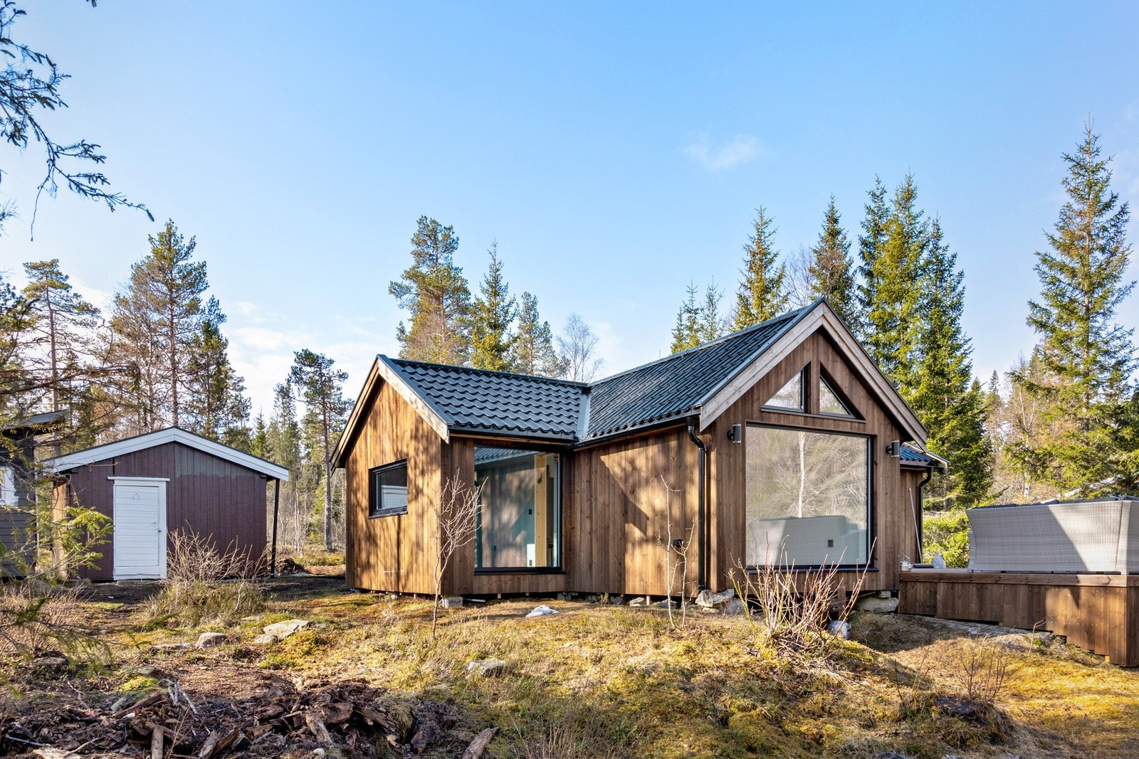 Hytta er oppført i gode og vedlikeholdsfrie materialer og et tak av lakkerte stålplater Galleribilde