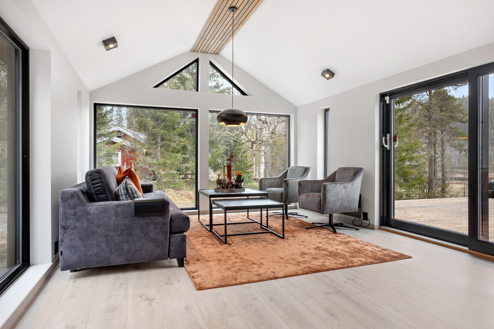 En godt isolert hytte med 20 cm isolasjon i tak og gulv og 15 cm i vegger. 2-lags vinduer og 2-lags skyvedør fra 2020. Galleribilde