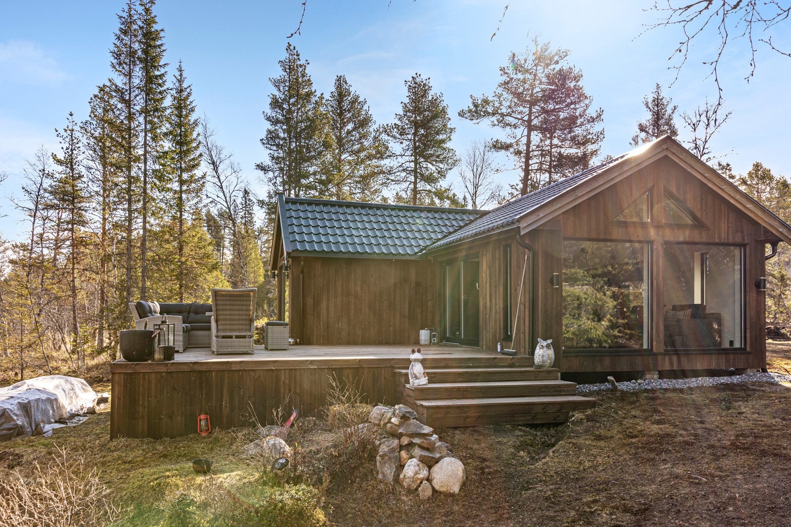 Med en terrasse på 29 kvm som strekker seg ca 6 meter ut fra hytta så har du gode solforhold og plass til stor sittegruppe. Galleribilde