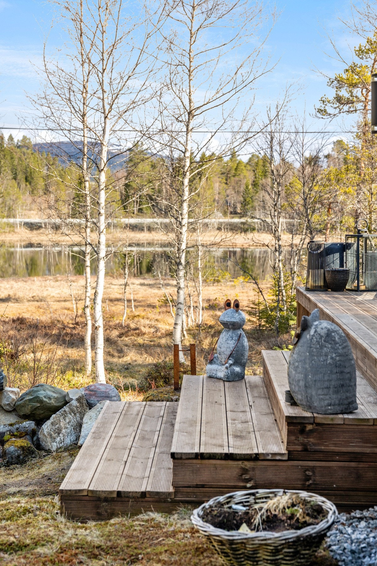 Terrassen er oppført i Møre royal i rillede terrassebord. Galleribilde