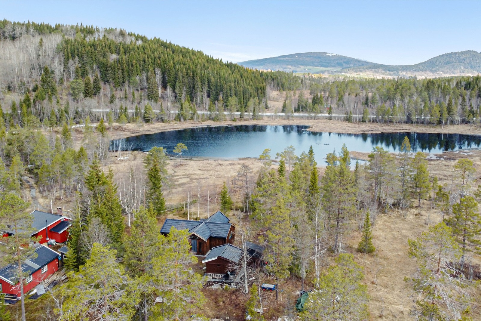 Fra Trondheim er det ca 50 min kjøring til hytta. Ved Branndåstjønna er det bare 2 hytter og privat parkering ca 200m unna. Galleribilde