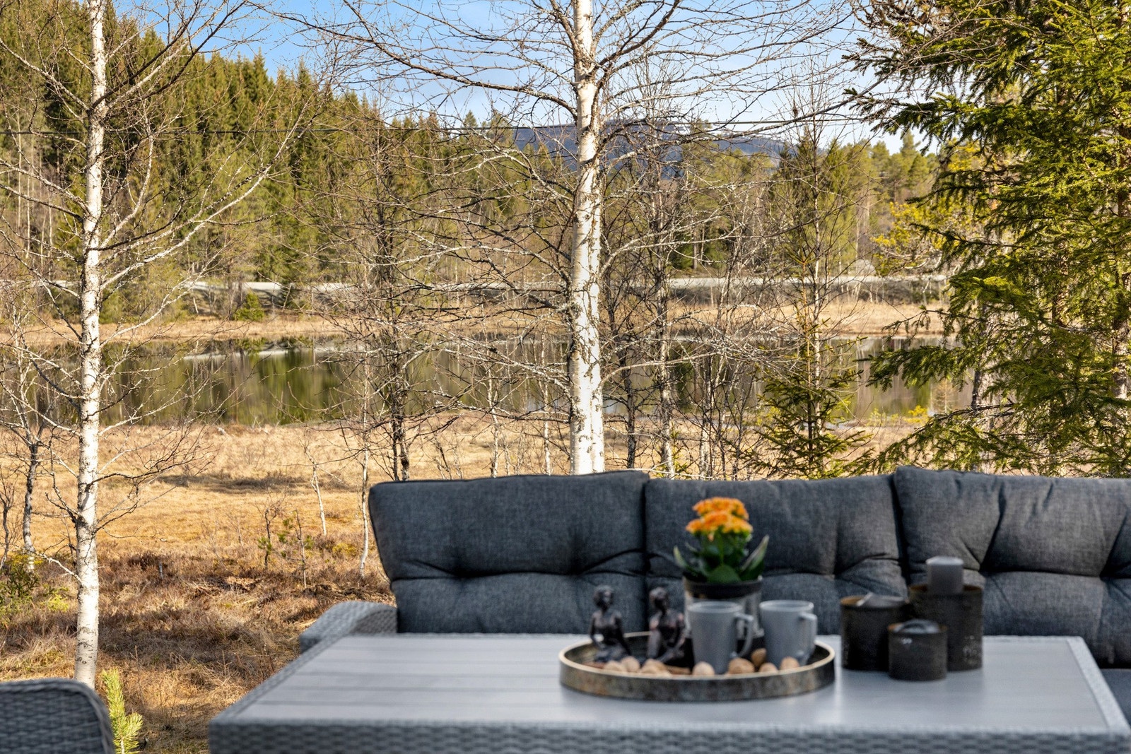 Hytta har sommer-vann til vegg fra privat brønn som befinner seg sør for hytta Galleribilde