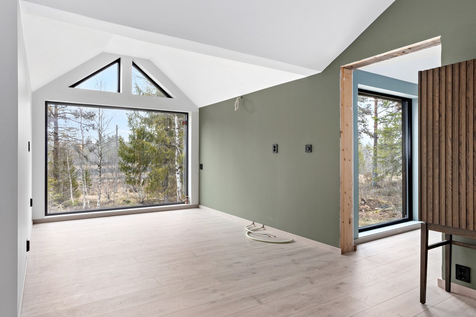 Hytta er klargjort for kjøkken. Sommervannledning ligger under hytta på kjøkkengulvet. Galleribilde