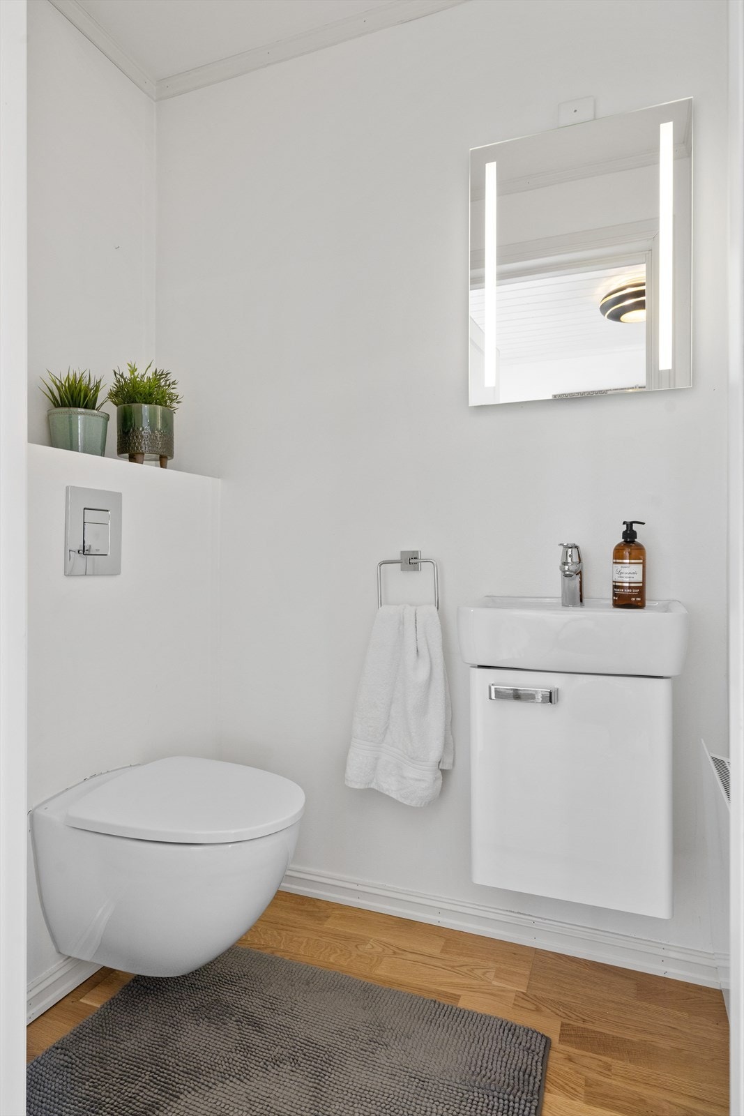 Separat toalettrom/gjeste wc i hovedetasjen Galleribilde