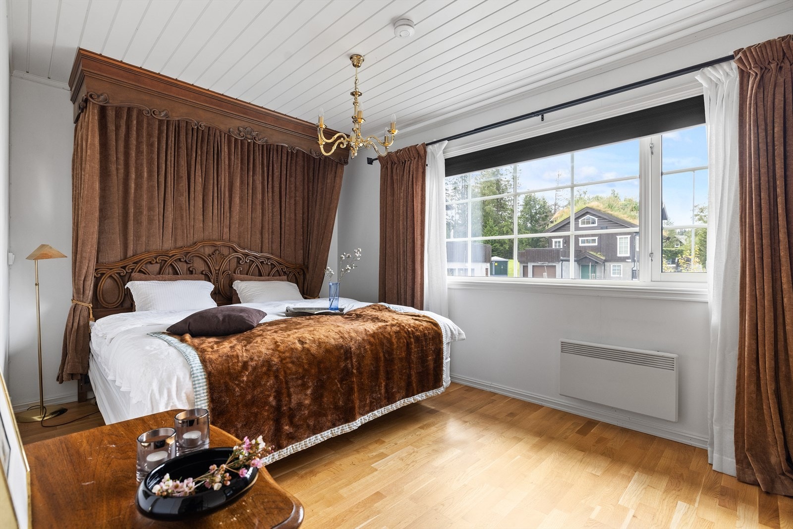 Huset har 5 soverom fine soverom: To i hovedetasjen, to i underetasjen og ett i toppetasjen. Her soverom 1 Galleribilde