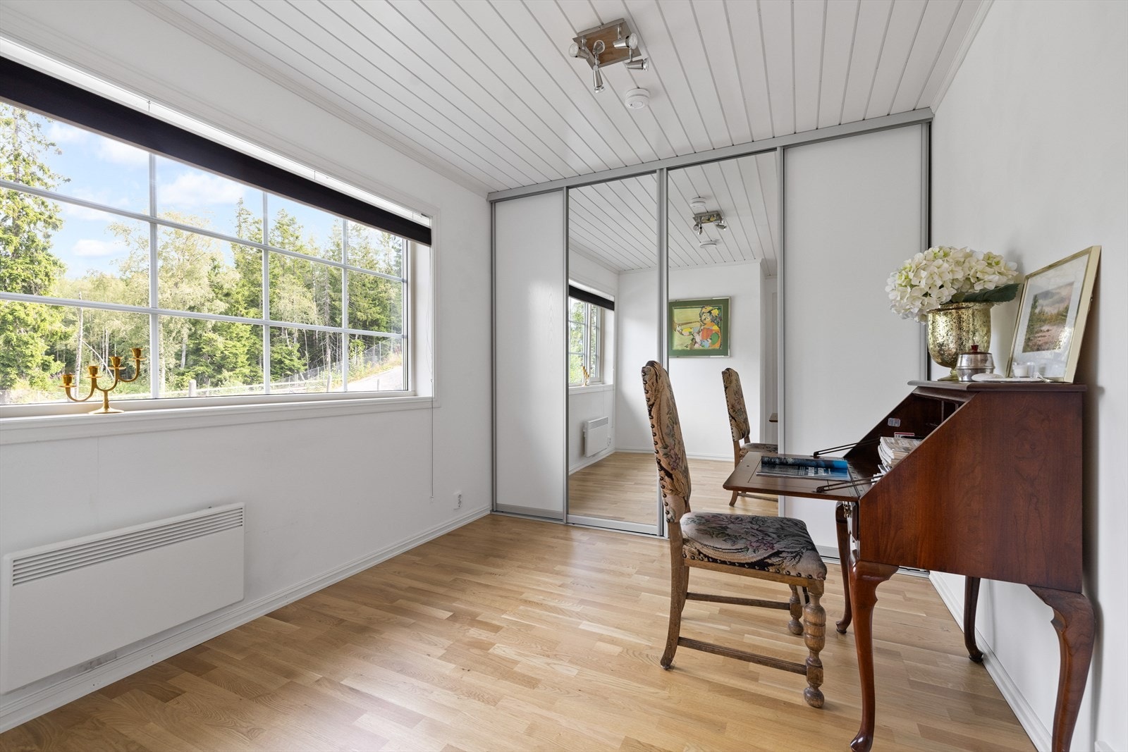 Soverom 2 med rikelig med lagring i skyvedørsgarderobe Galleribilde