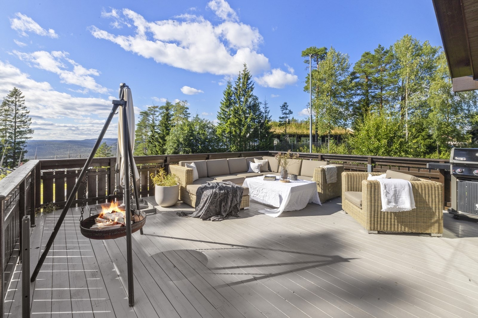 Fra stuen er det utgang til vestvendt, solrik terrasse på ca. 34 m² Galleribilde