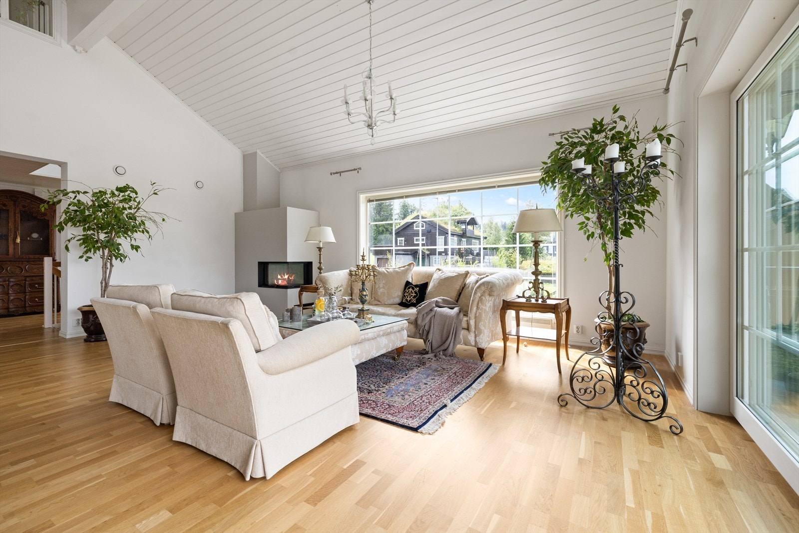 Svært store lysflater på tre vegger. Dekorativ, moderne og rentbrennende peis Galleribilde