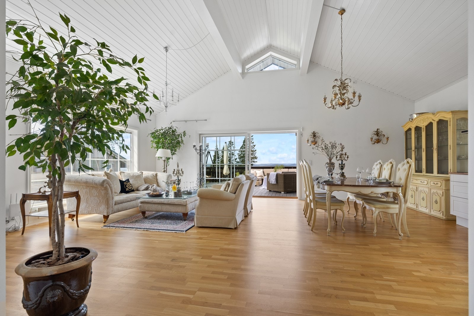 Himlet tak i stuen gjør huset rommet ekstra luftig og trivelig Galleribilde