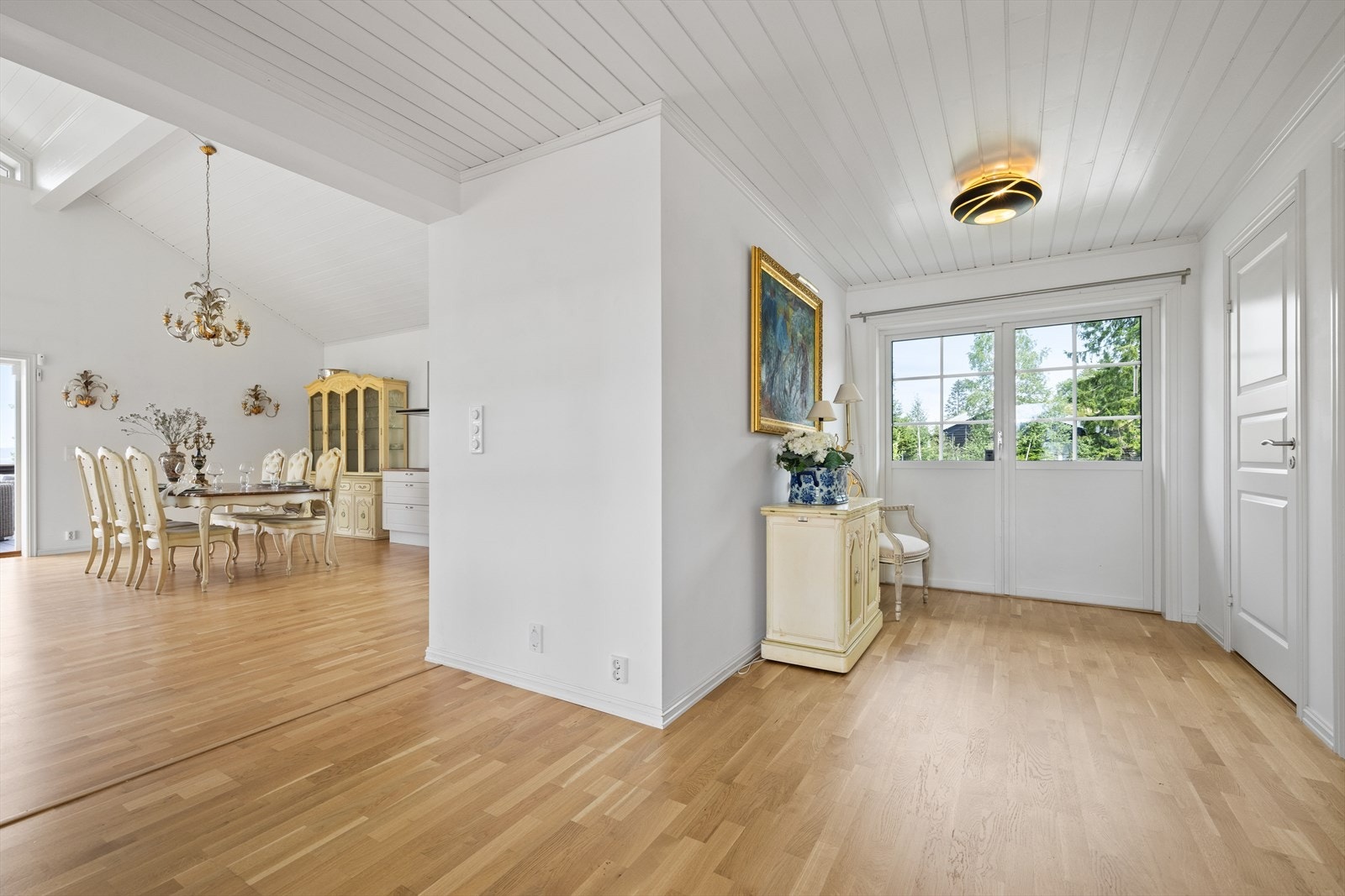 Trappehall med utgang til hage Galleribilde