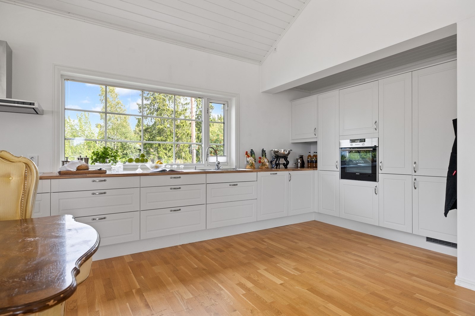 Kjøkkeninnredning fra Norema. Profilerte fronter med soft close Galleribilde