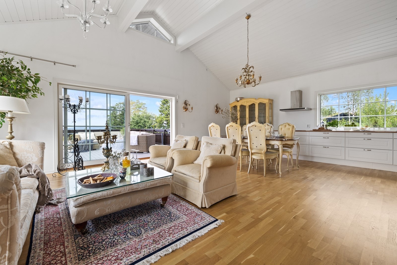 Stue/spisestue/kjøkken i åpen løsning Galleribilde