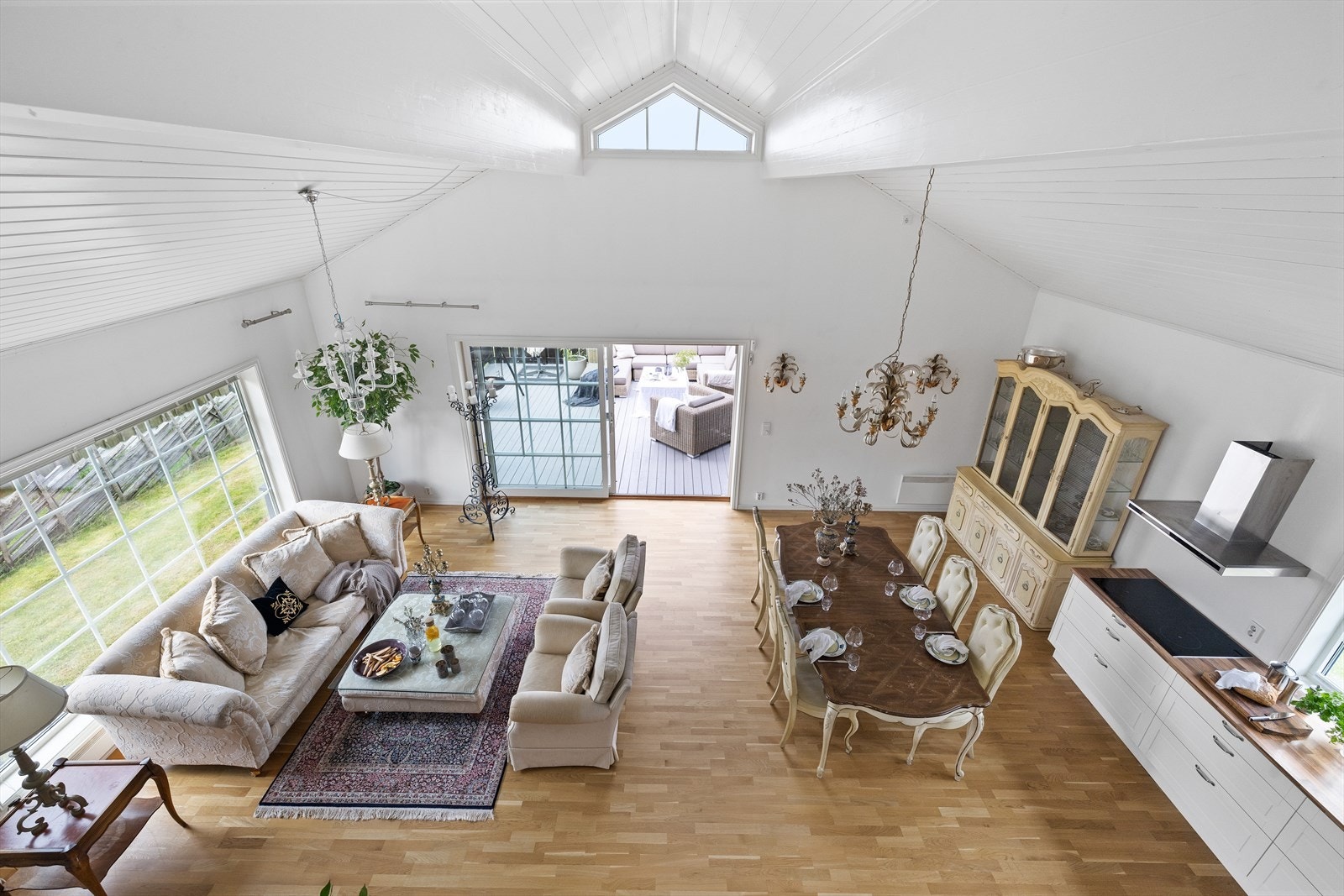 Stor, lys stue med peis og svært god takhøyde Galleribilde