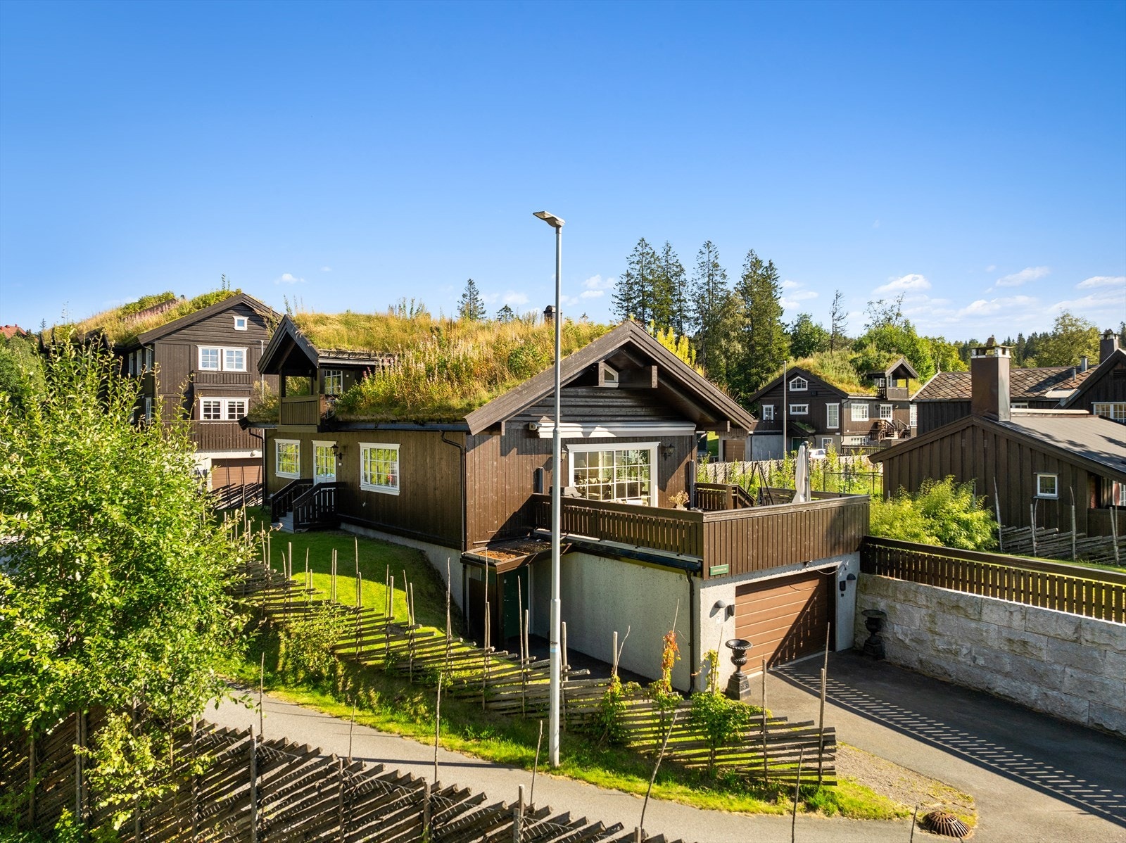 Det er to el-billadere på utsiden av garasjen. Man kan enkelt flytte disse ved å "klikke" lader ut fra bakplate ute, og så "klikke" den inn på bakplate i garasjen Galleribilde