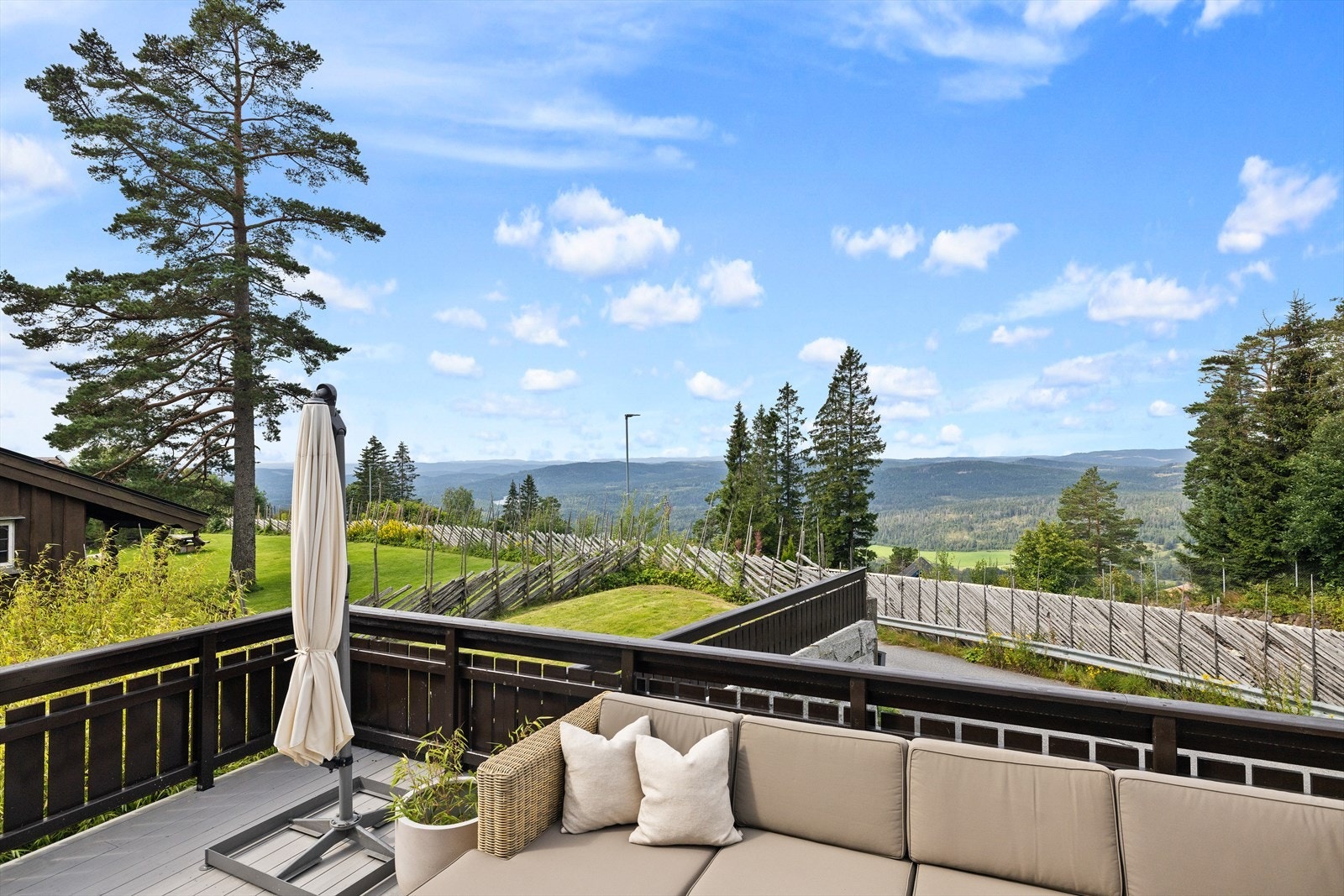 Velkommen til denne romslige, moderne og svært hyggelige villaen på Lillevann. Store, herlige og svært solrike uteområder fordelt på terrasser og hager. Flott utsikt mot bl.a. Bærumsmarka, Nordmarka, Østernvann og Bogstadvannet Galleribilde