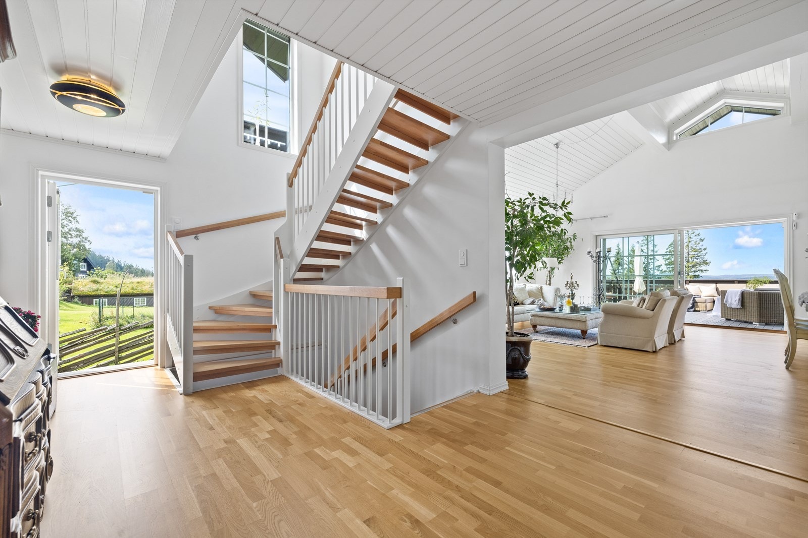 Trappehall i hovedetasje. Dør direkte ut til hage på sydsiden av huset Galleribilde