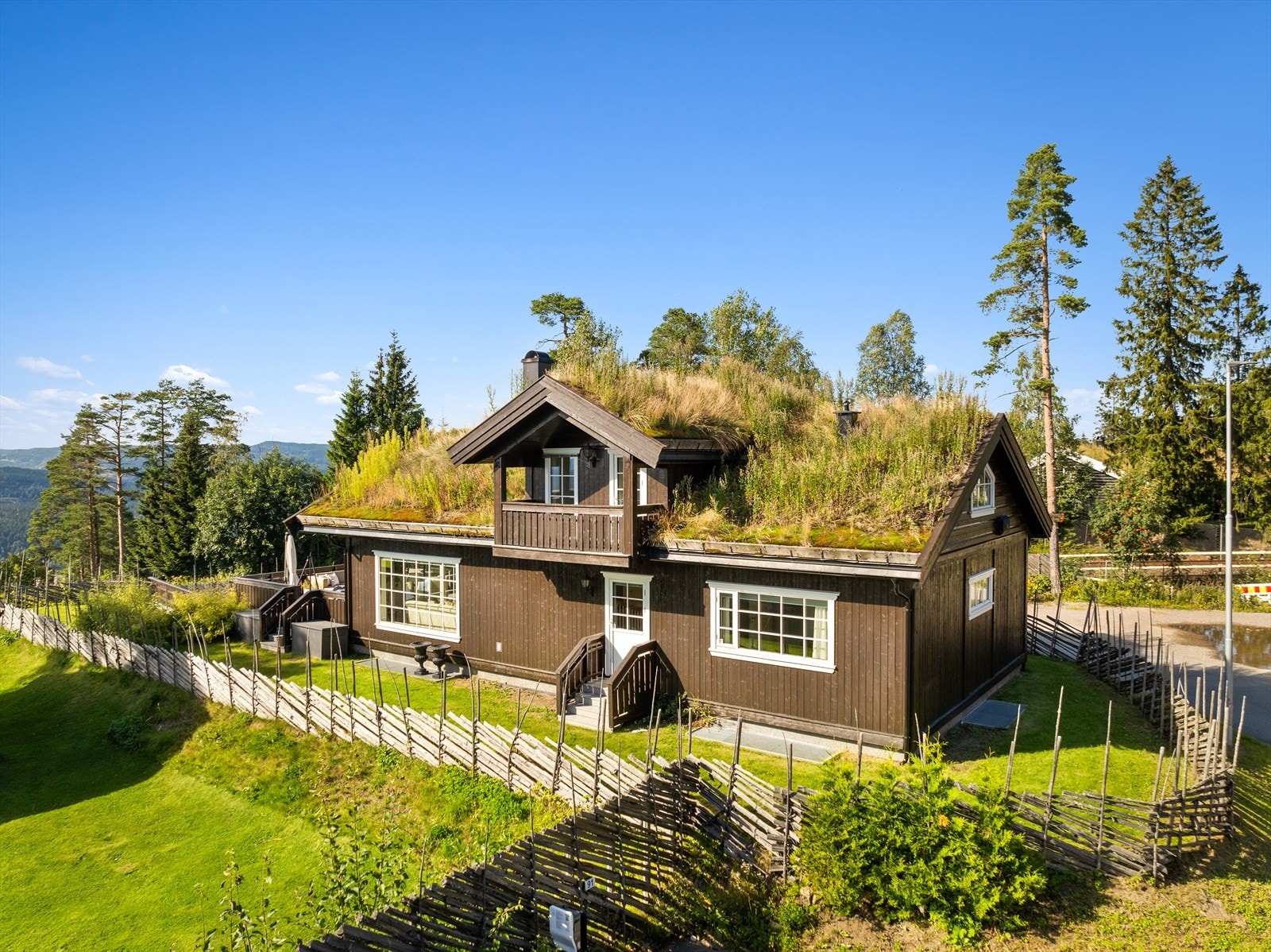 Superhyggelig familiebolig med flott, stedstypisk yttertak med gress/torv. Jevnlig vedlikehold av gress/torv utføres av firma, i regi av sameiet Galleribilde
