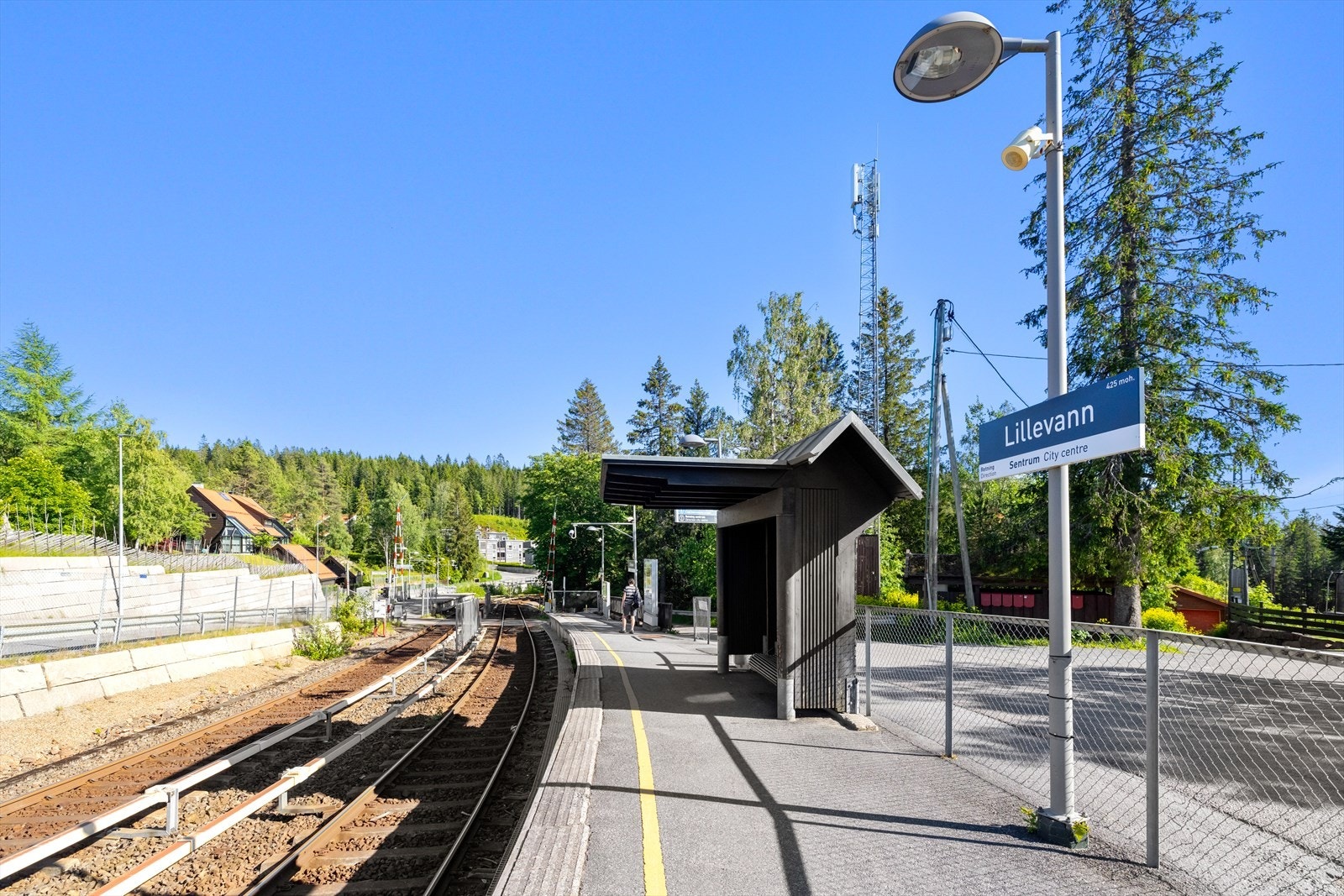 Fra eiendommen er det kun et par minutters gangavstand til T-bane (Lillevann stasjon) som bringer deg til Majorstuen på ca. 28 minutter Galleribilde