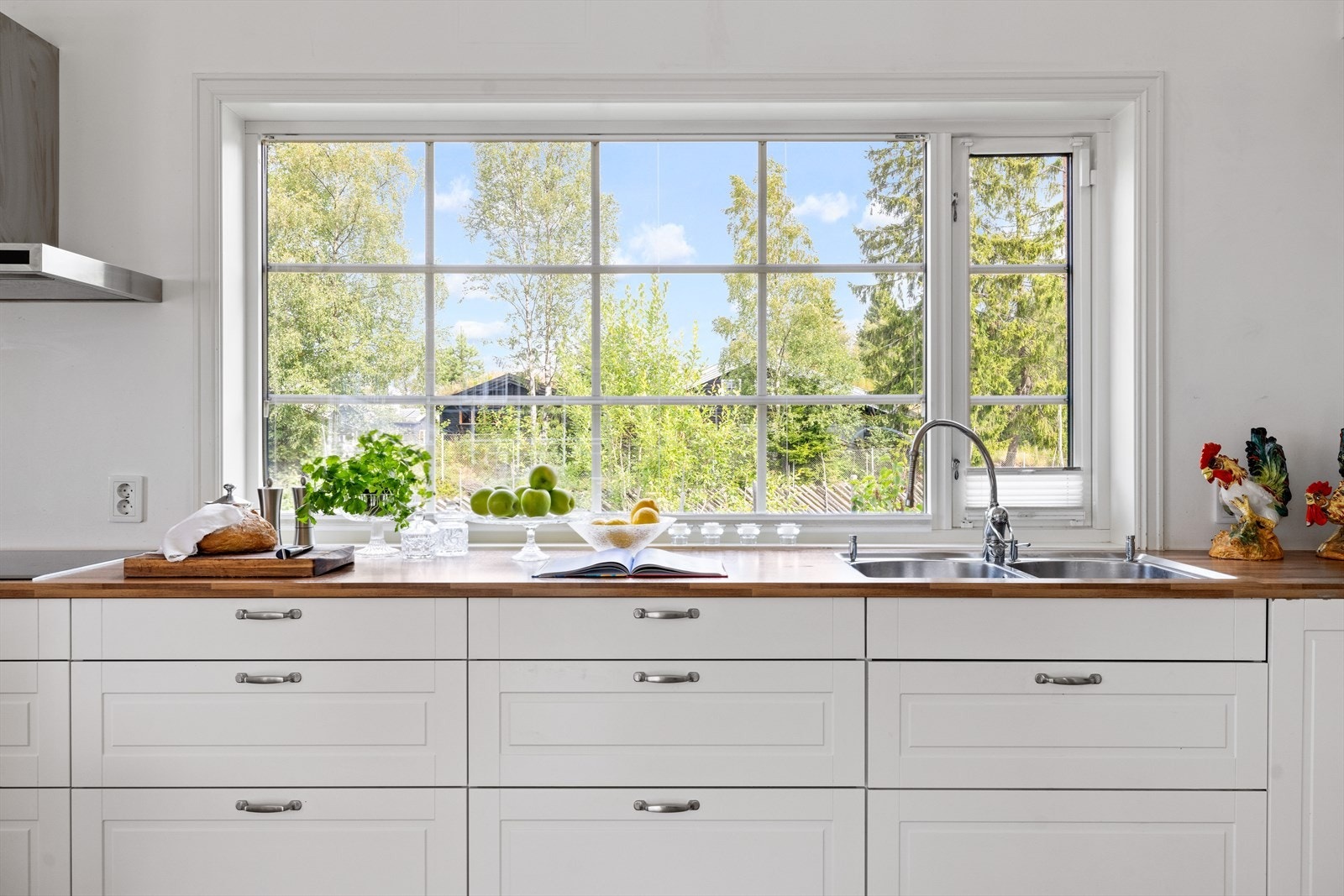 Benkeplate med planlimt kum, nedfelt induksjonstopp, integrert komfyr, kjøl/frys, oppvaskmaskin (ny), avtrekkshette i stål Galleribilde