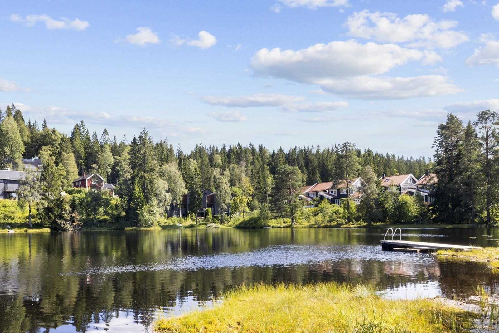 Velkommen til naturskjønne omgivelser på Lillevann, idyllisk beliggende i øvre del av Holmenkollåsen Galleribilde