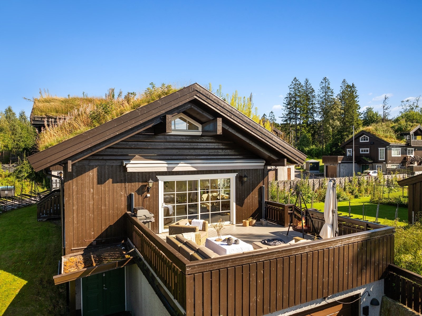 Stor og deilig terrasse med elektrisk styrt markise Galleribilde