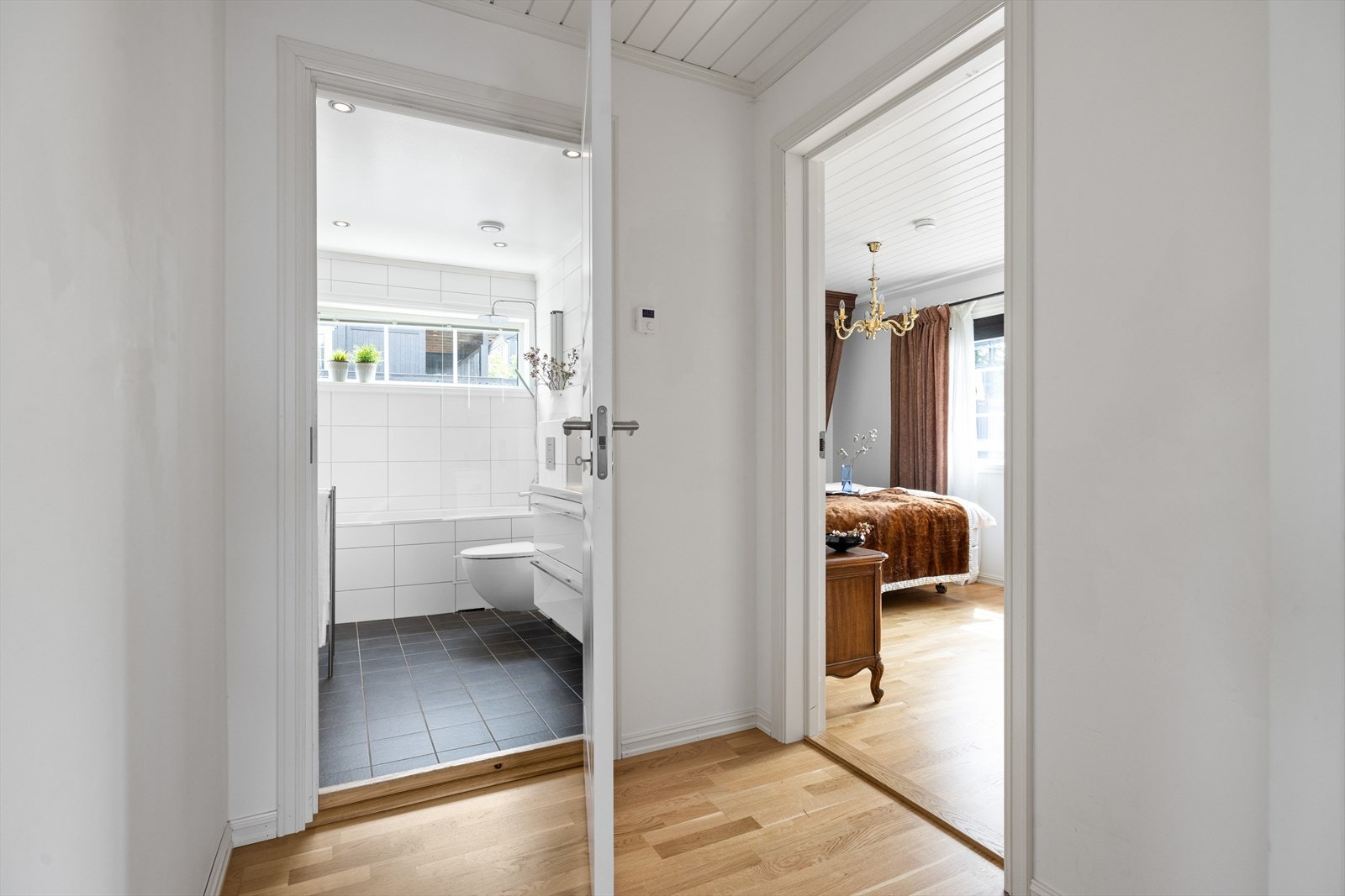 Bad praktisk plassert mellom soverommene i hovedetasjen Galleribilde