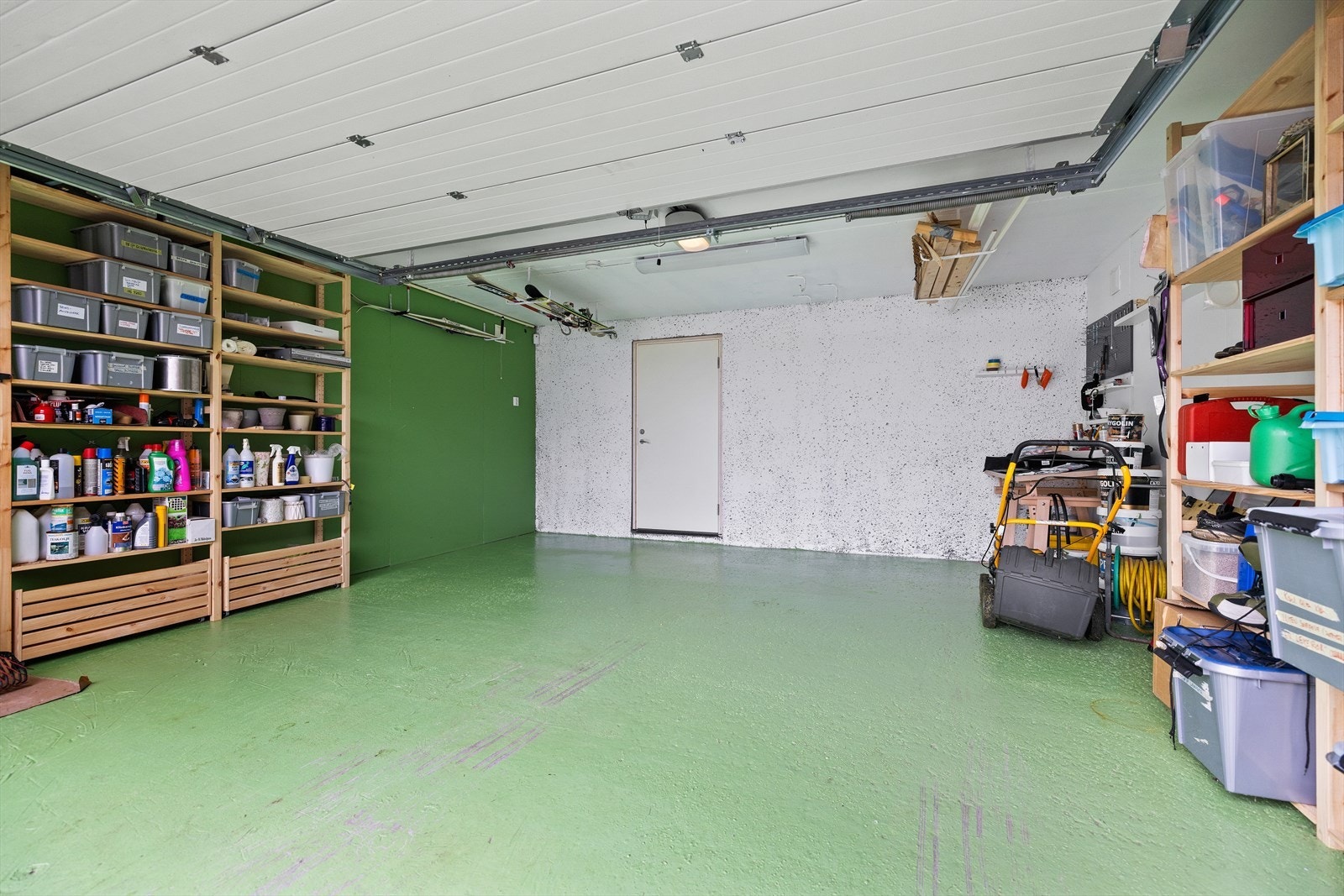 Romslig og fin garasje med direkte adkomst til boligen Galleribilde