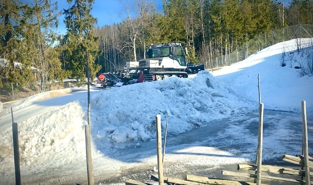 Fra stuen kan du se når preppemaskinen har skiløypene klare Galleribilde