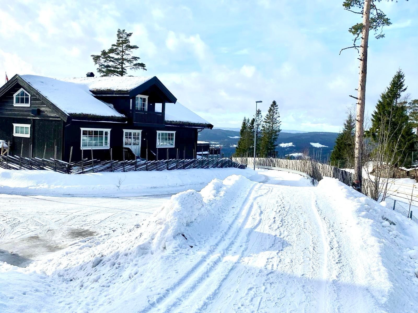 Skiløypa starter rett utenfor huset og krysser banen i en undergang etter ca hundre meter. Herfra fortsetter løypa i ganske tett skog inntil den kommer ut i traseen til Rødkleiva for til slutt å treffe Nedre Skomakerløype Galleribilde