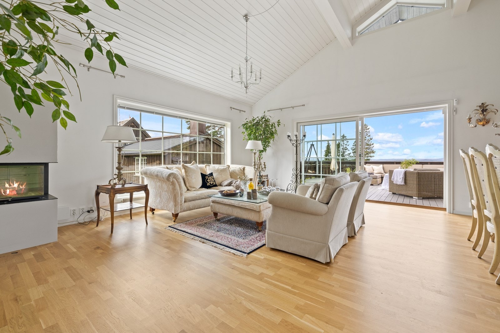 Den store stuen/spisestuen er et herlig rom med masse luft og lys Galleribilde