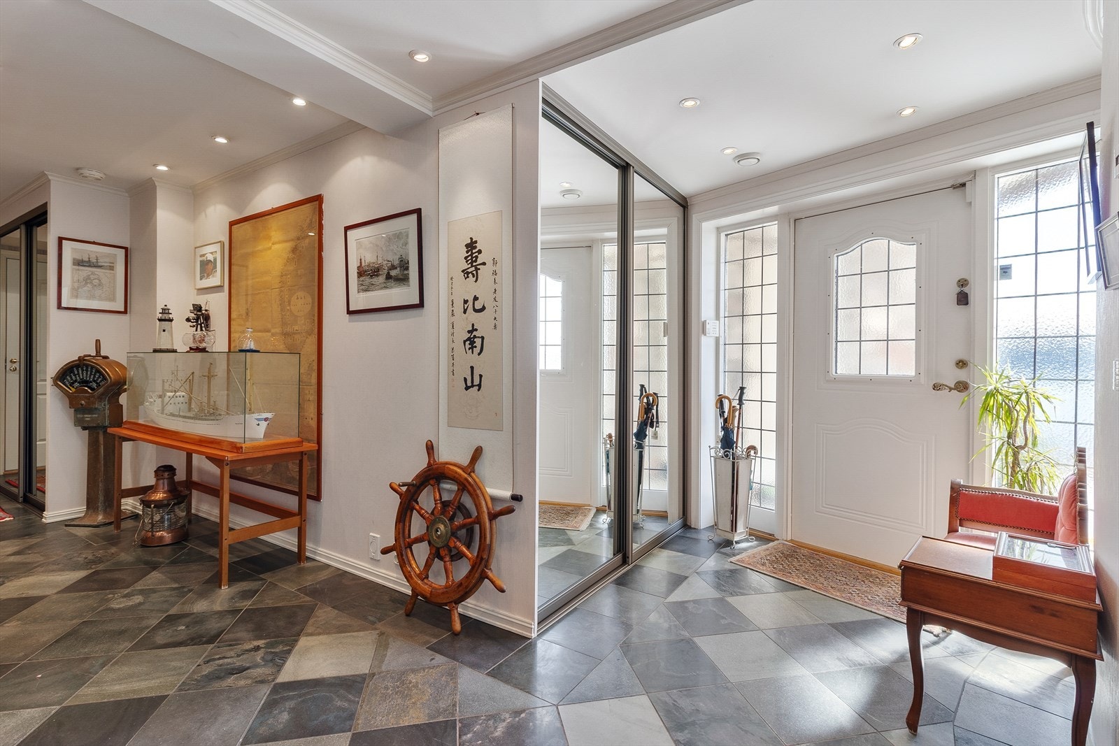 Romslig hall/trapperom med god garderobeplass Galleribilde