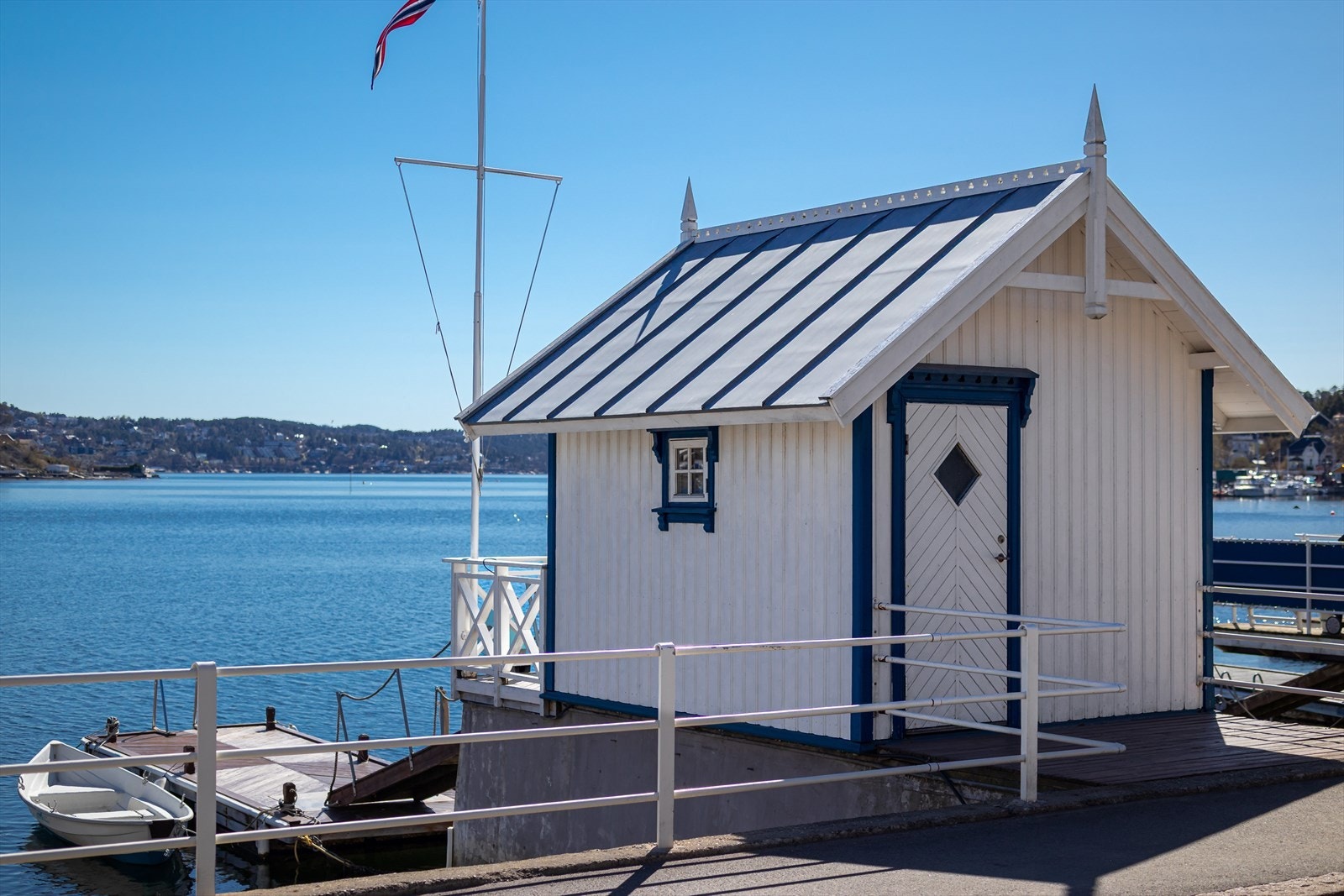 Eiendommen har eget badehus og brygge Galleribilde