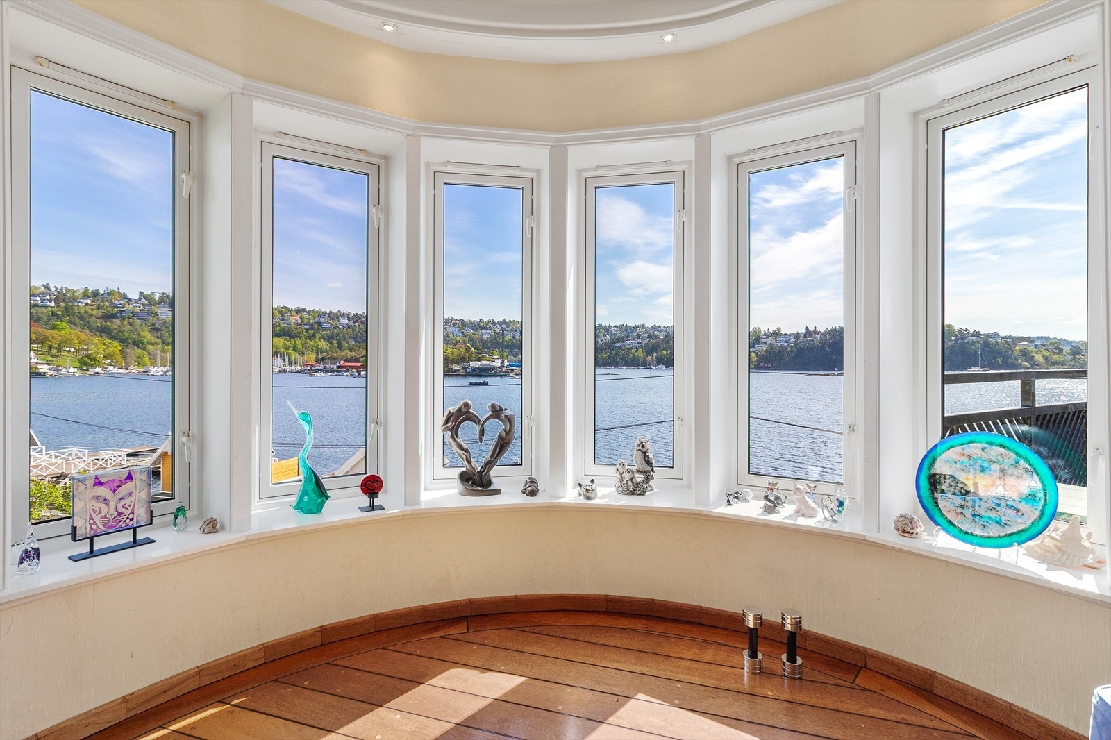Fra alle rom mot sjøen er det panoramautsikt Galleribilde