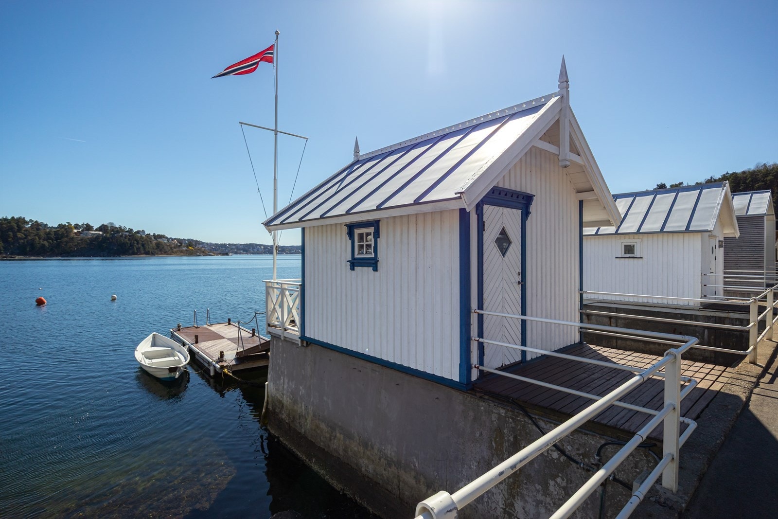 Badehus med brygge Galleribilde