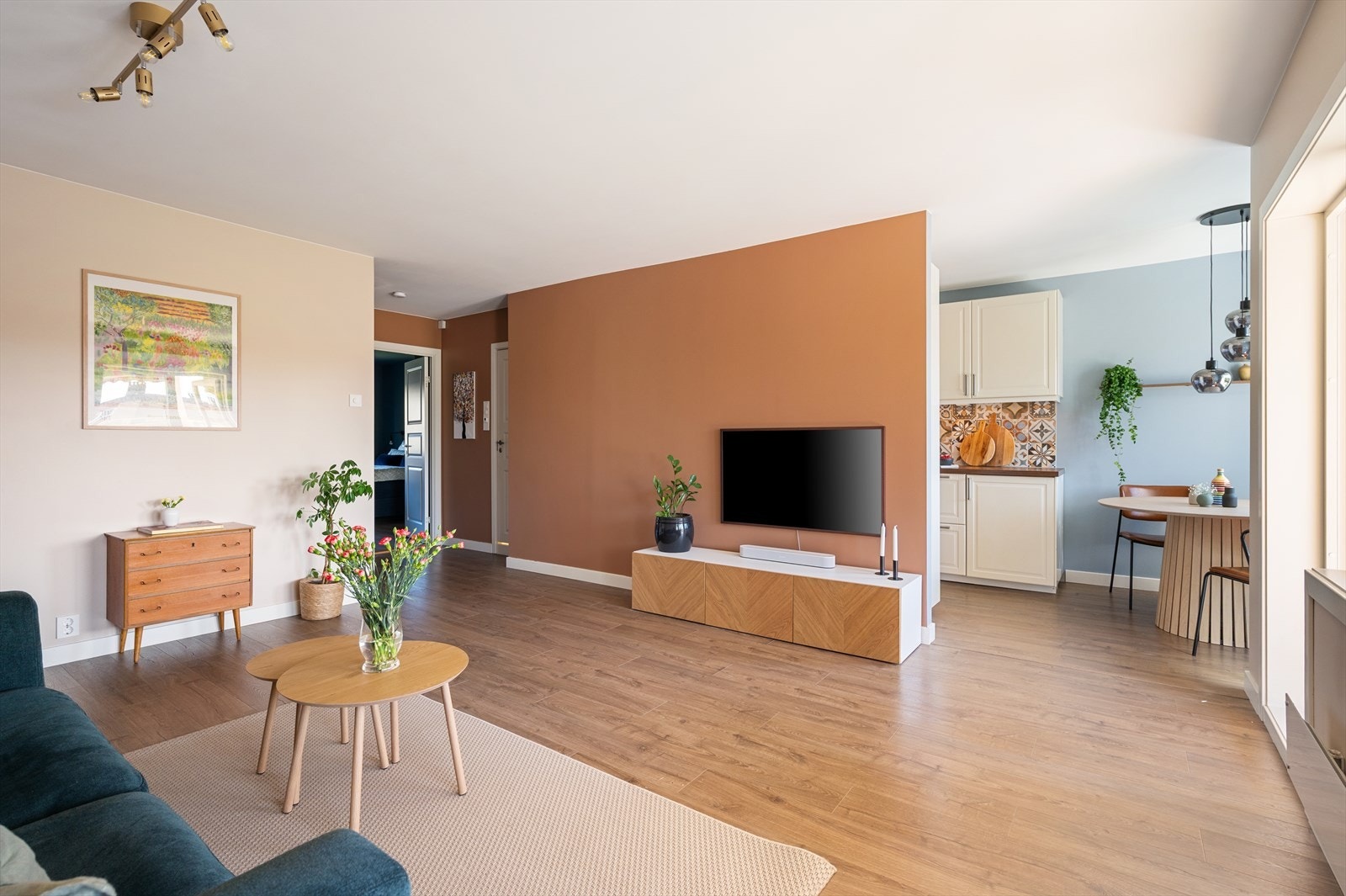 Svært møbleringsvennlig stue med delikat fargevalg på veggene. Galleribilde