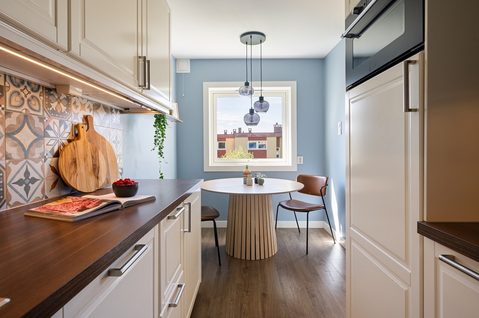 Kjøkkenet utstyrt med innfelt platetopp i benkeplate, oppvaskmaskin, mikrobølgeovn, komfyr og kjøl/frys som er integrert i innredningen. Selger har installert komfyrvakt i 2025. Galleribilde