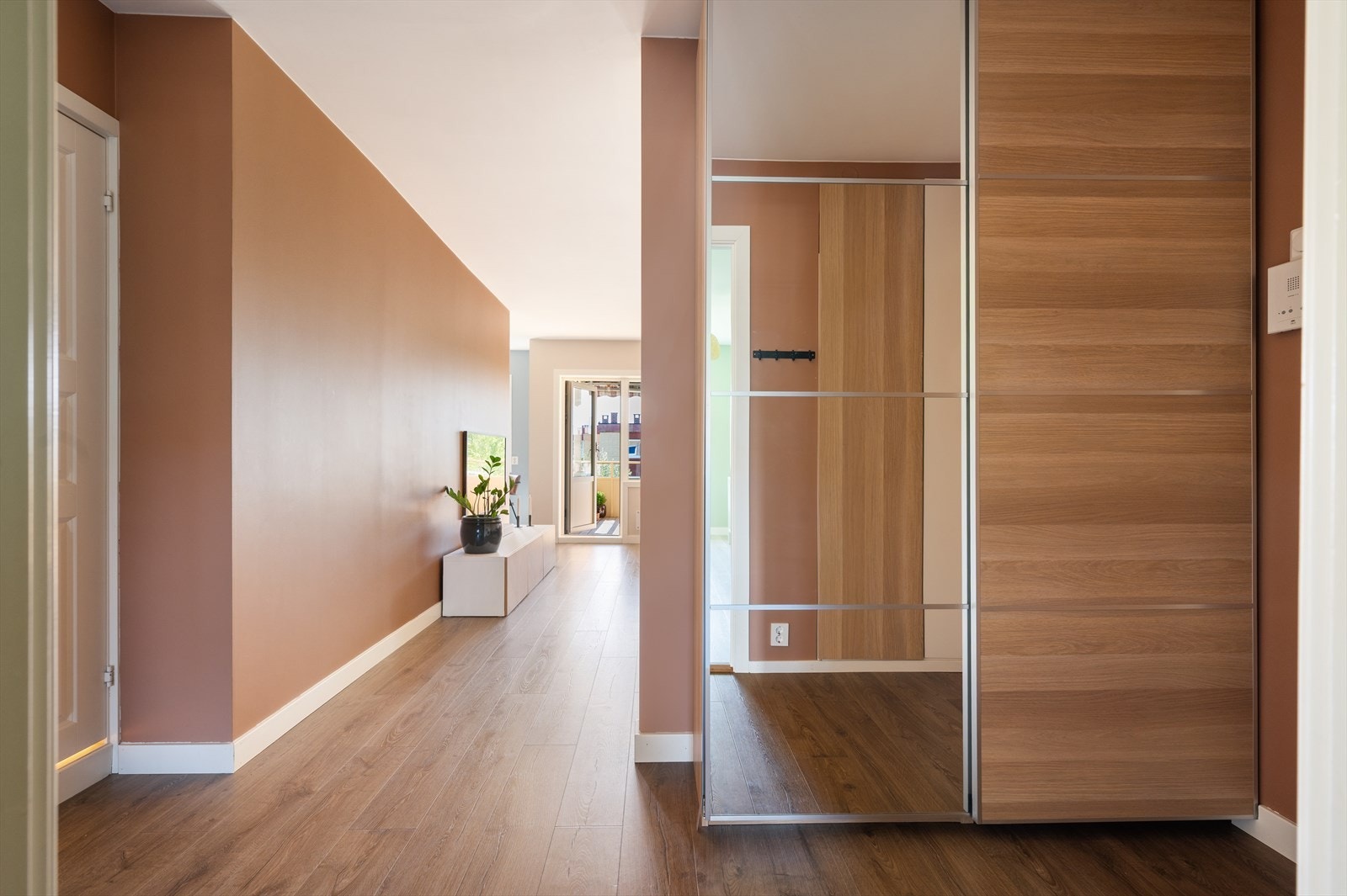 God plass til å sette skoene og henge yttertøyet i garderobeløsning som medfølger salget. Galleribilde