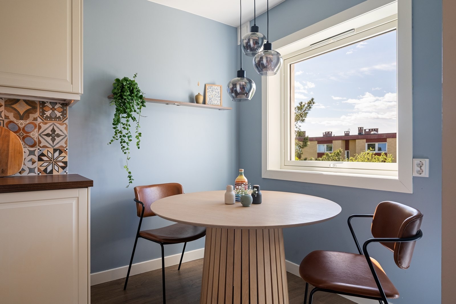 Innholdsrik kjøkkeninnredning og rom for spiseplass. Galleribilde