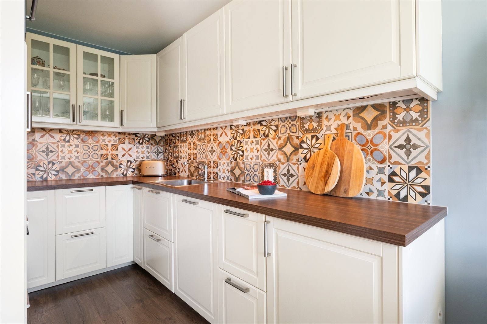 Kjøkkeninnredningens fronter og skrog er fra 2014, samt kjøkkenbenken som er av laminat, med nedfelt kjøkkenkum. Galleribilde