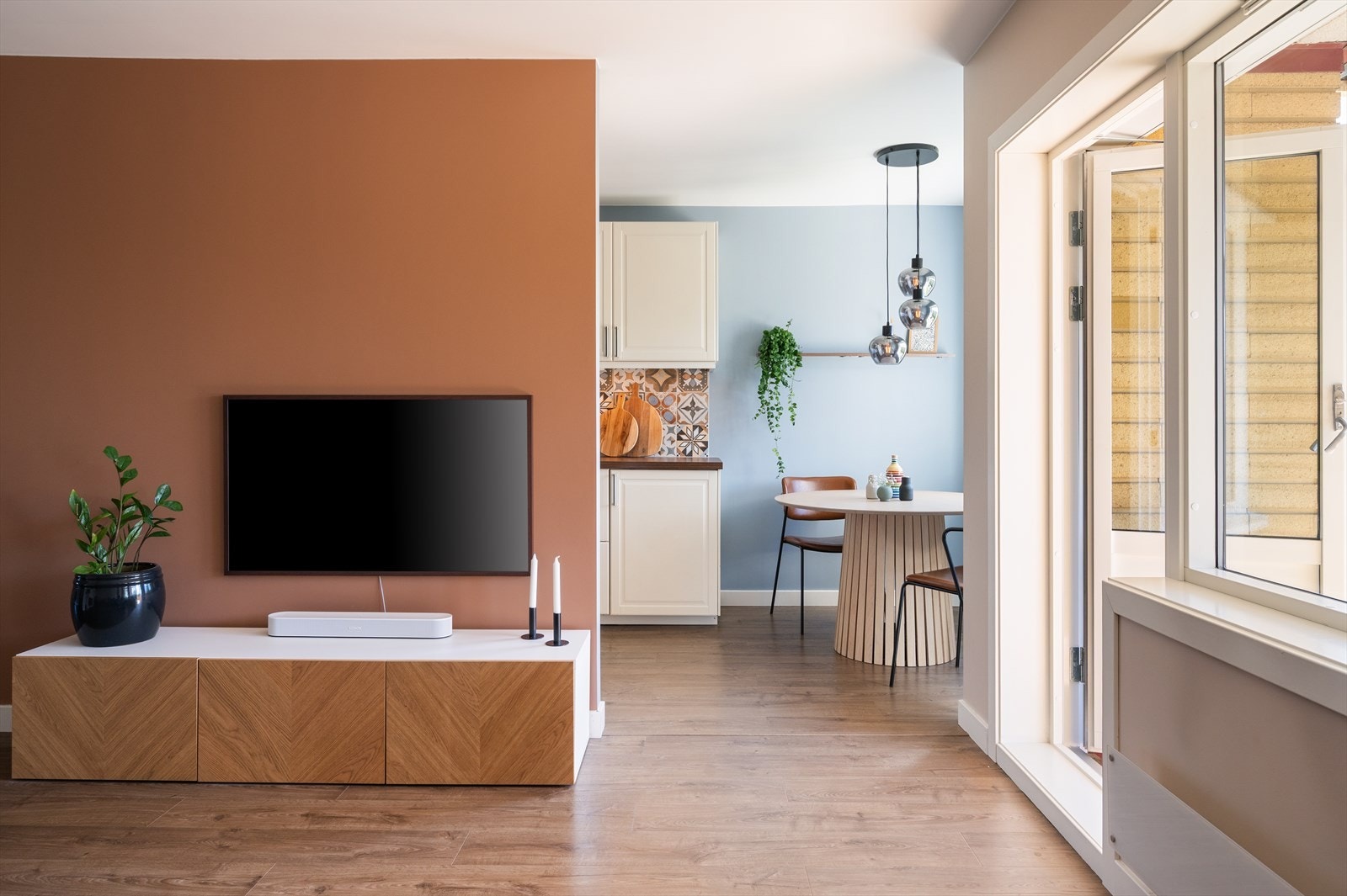 Den delvis åpne løsningen mellom stue og kjøkken gir en god romfølelse. Galleribilde