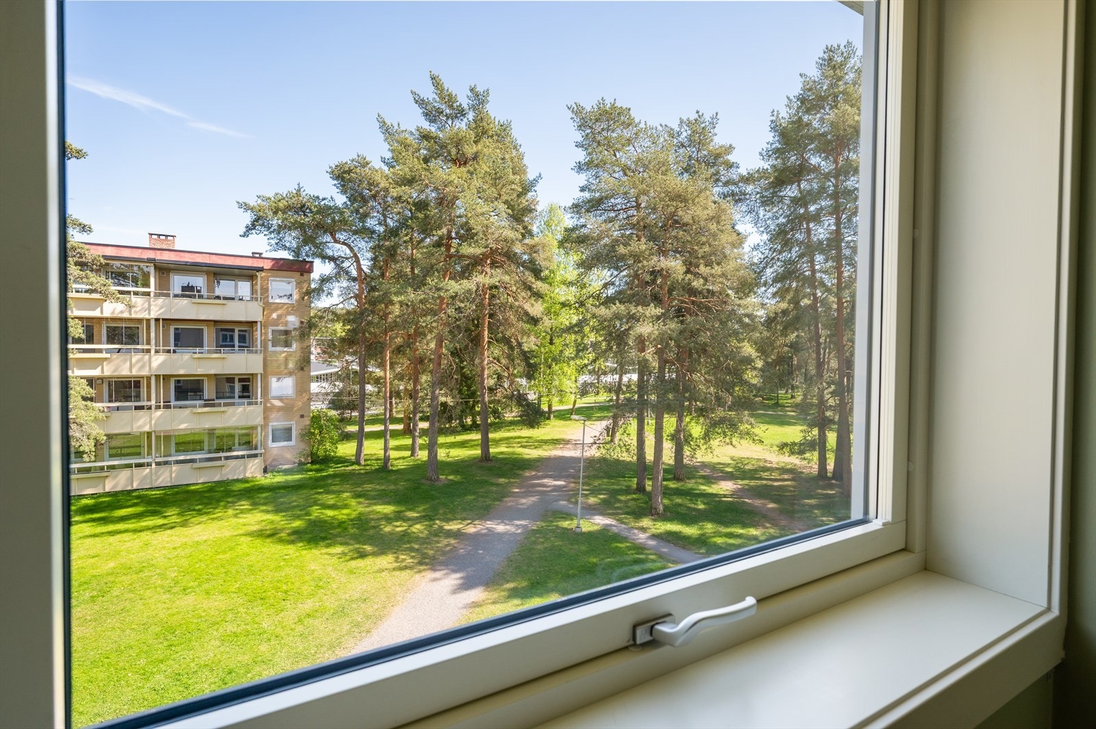 Her ser du hyggelig utsyn mot fellesarealer, med god avstand fra naboblokken. Galleribilde