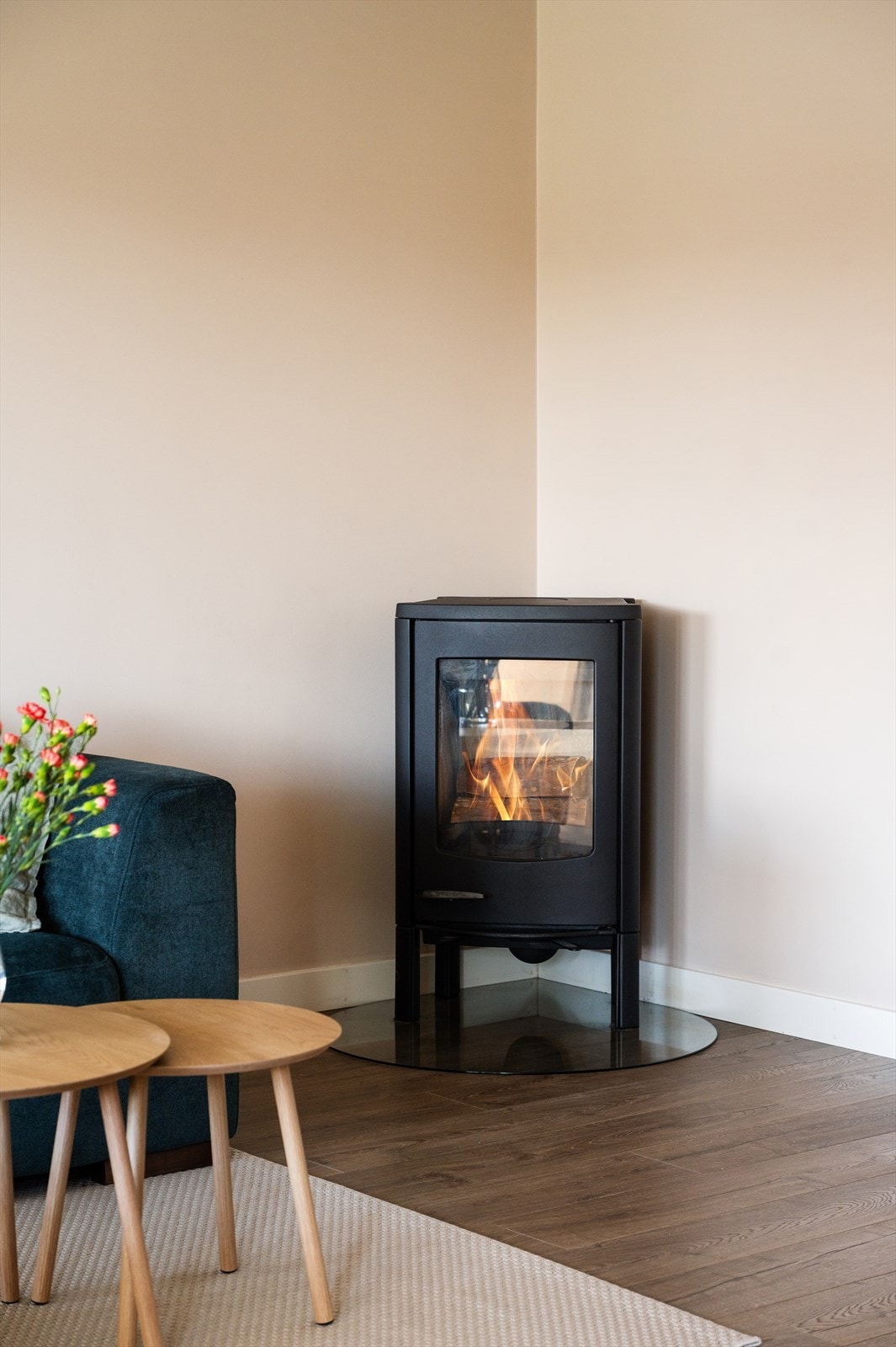 Stuen har peisovn (satt inn i 2022) som kommer godt med på vinterhalvåret. Galleribilde